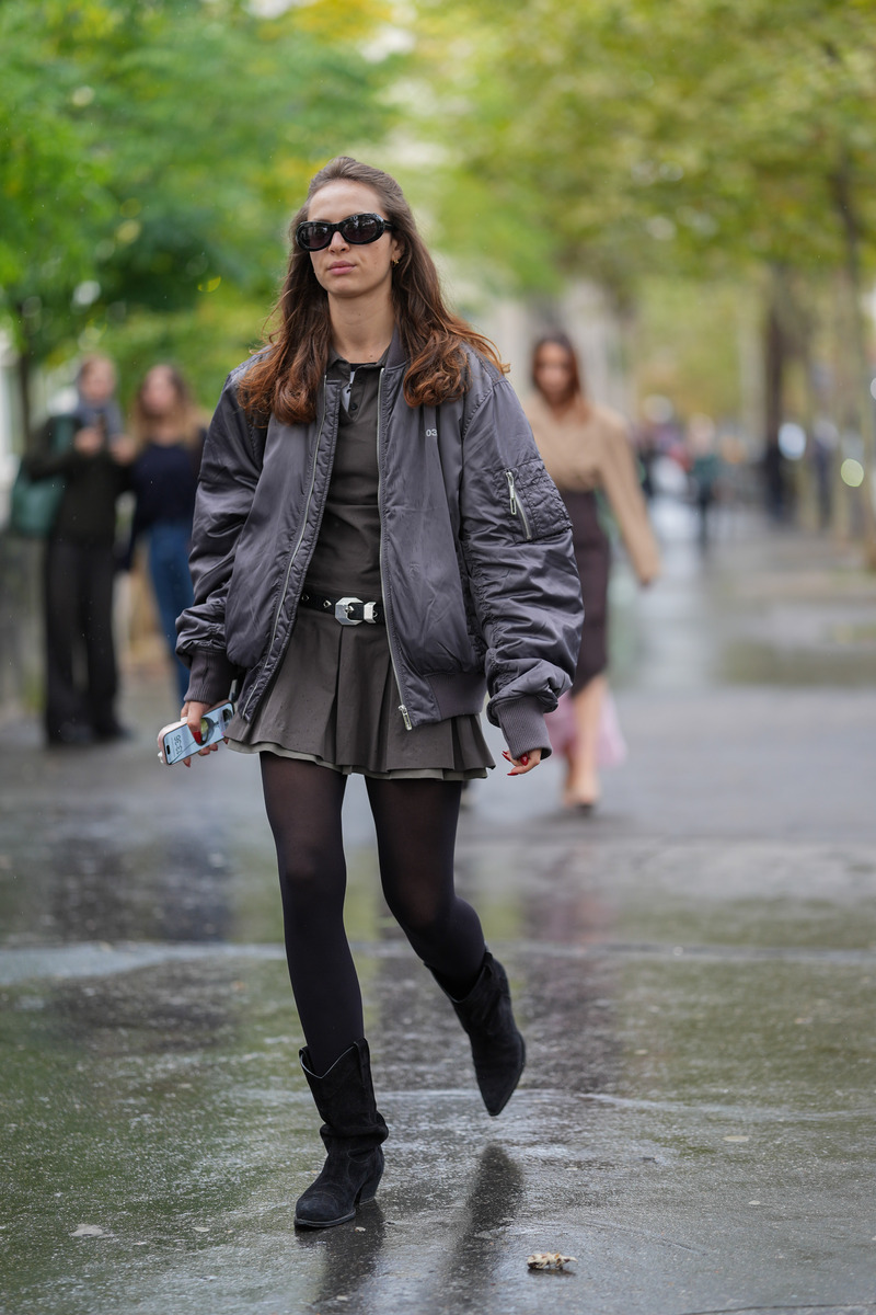 Street Style - Paris Fashion Week - Womenswear Spring/Summer 2025 - Day Three Stivali Camperos Donna Camperos Bassi Pitonati Camperos Bassi Da Donna: Modelli, Come Abbinarli, Outfit Amica - immagine 1