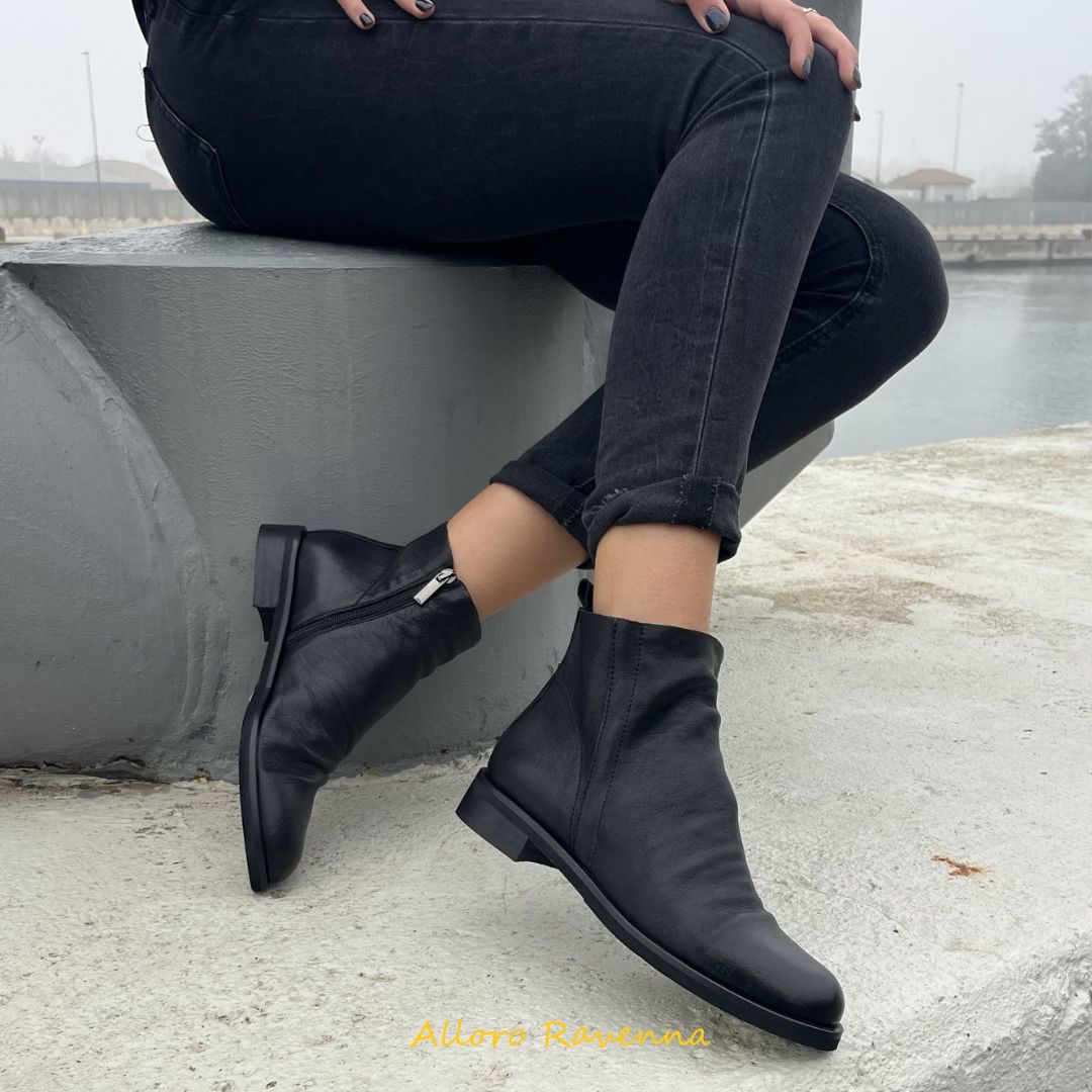stivaletti-neri-398sio.jpg Stivaletti neri in vera pelle con zip interna modello Alba — All'oro - immagine 1