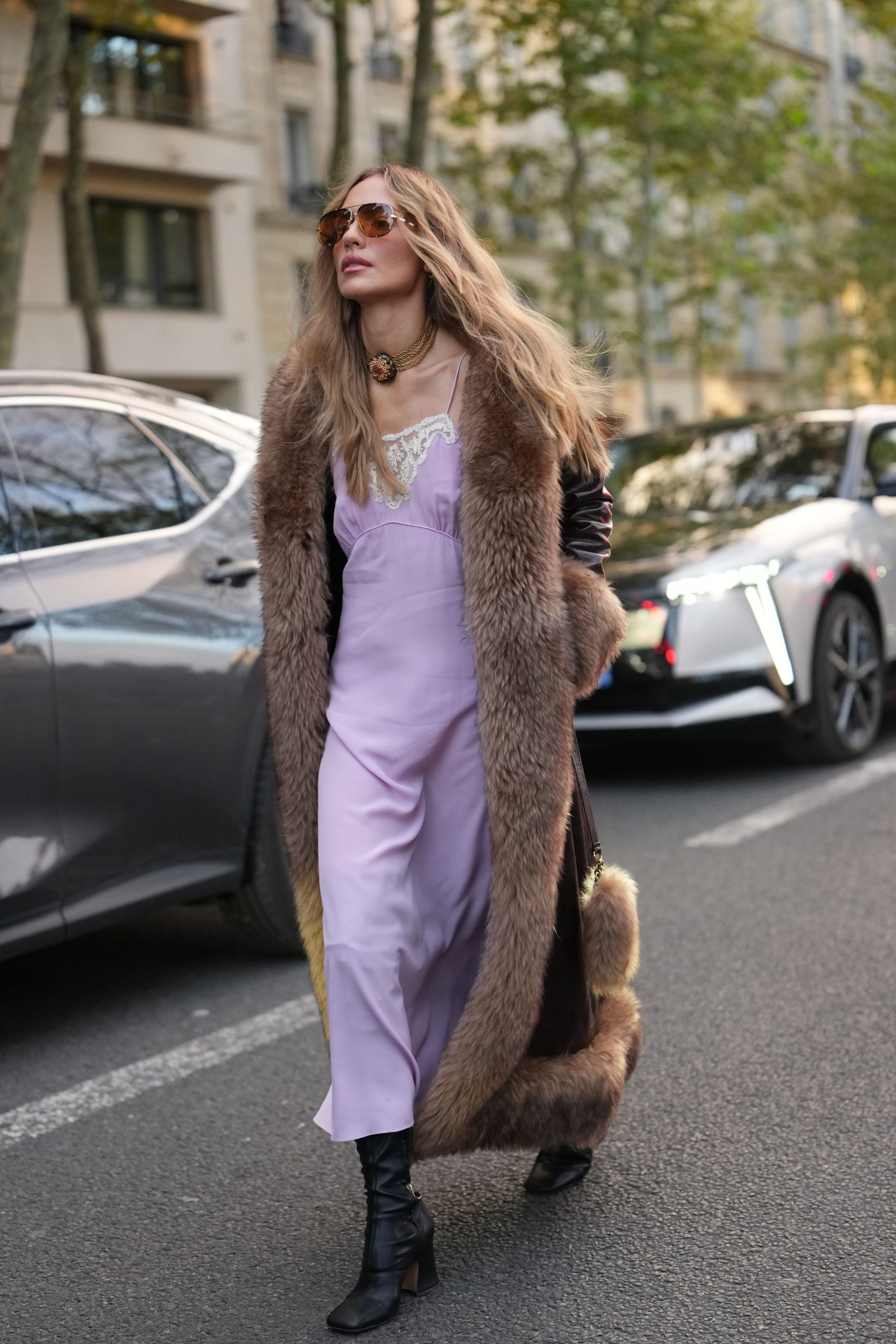 stivali-alti-441ksh.jpg Gli stivali alti al ginocchio in 5 outfit facili e di tendenza per l'autunno inverno 2025 | Vogue Italia - immagine 1