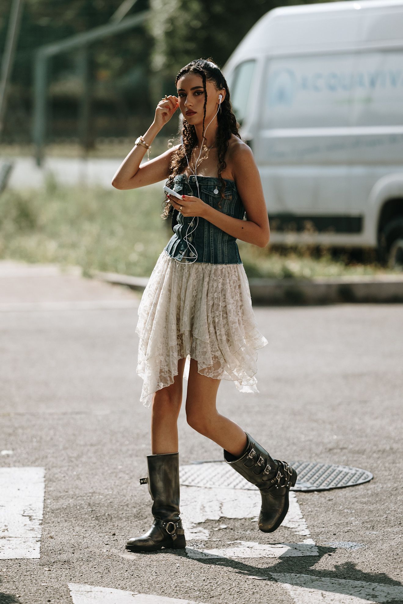 stivali-biker-donna-812eck.jpg 7 stivali biker di tendenza nell'autunno inverno 2024 per creare look stilosi | Vogue Italia - immagine 1