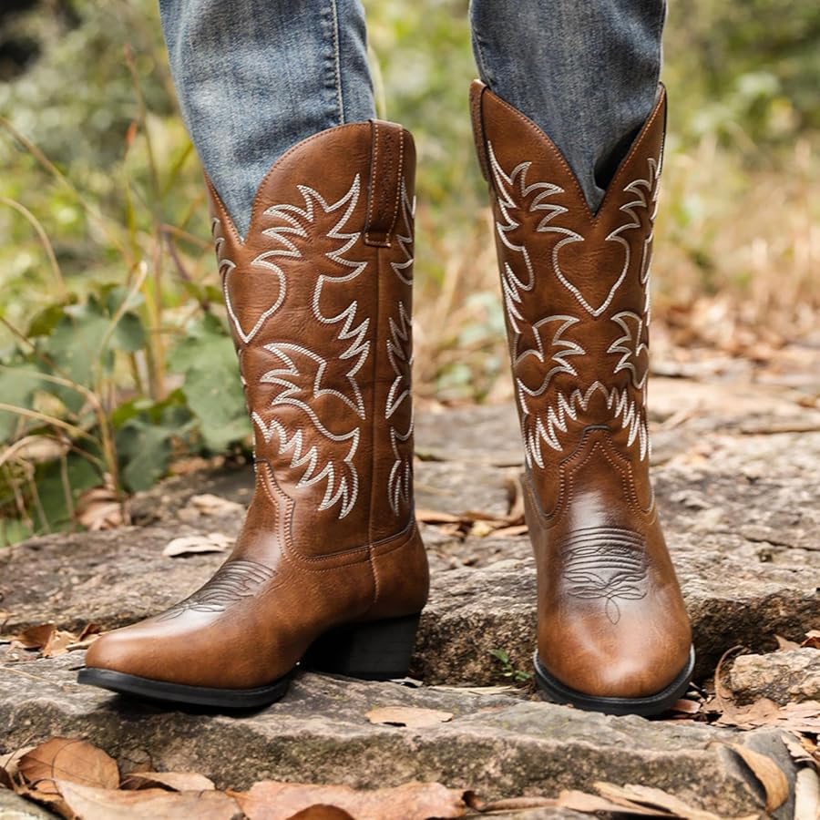 stivali-cowboy-661oue.jpg ANUFER Uomo Elegante Ricamato Stivali da Cowboy Occidentale Tacco a Punta Antiscivolo Stivali a Metà Polpaccio Marrone SN071164 EU38 : Amazon.it: Moda - immagine 1