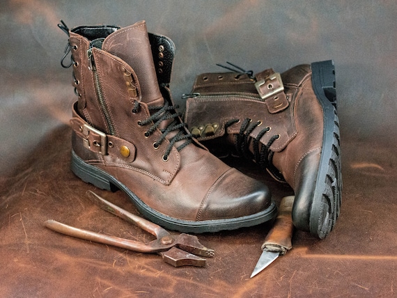 stivali-da-uomo-741qll.jpg Stivali, Stivali da uomo, Stivali con lacci, Stivali alti da uomo, Stivali in pelle da uomo, Stivali in pelle fatti a mano, Stivali da combattimento, Stivali marroni, 2B Etsy Italia - immagine 1