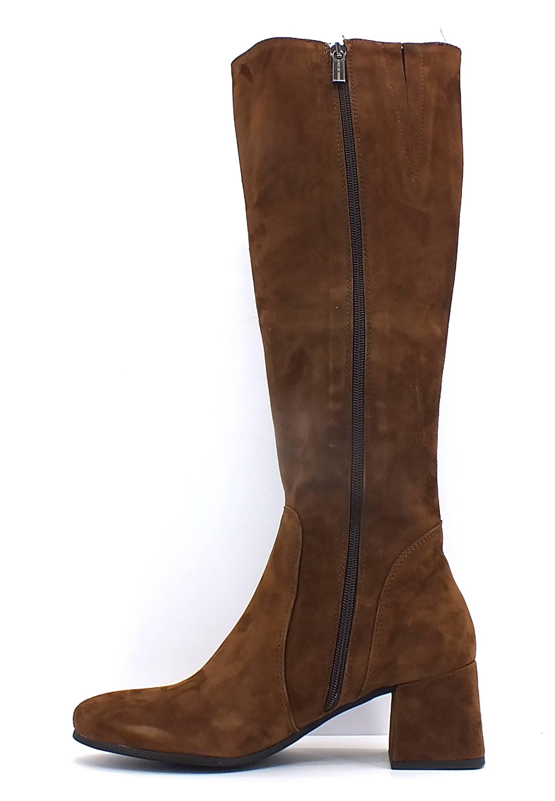 stivali-donna-marroni-824mso.jpg Scopri E' MIA Stivale Camoscio Donna Marrone Sigaro ARIA al miglior prezzo online – Sandrini Calzature e Abbigliamento - immagine 1