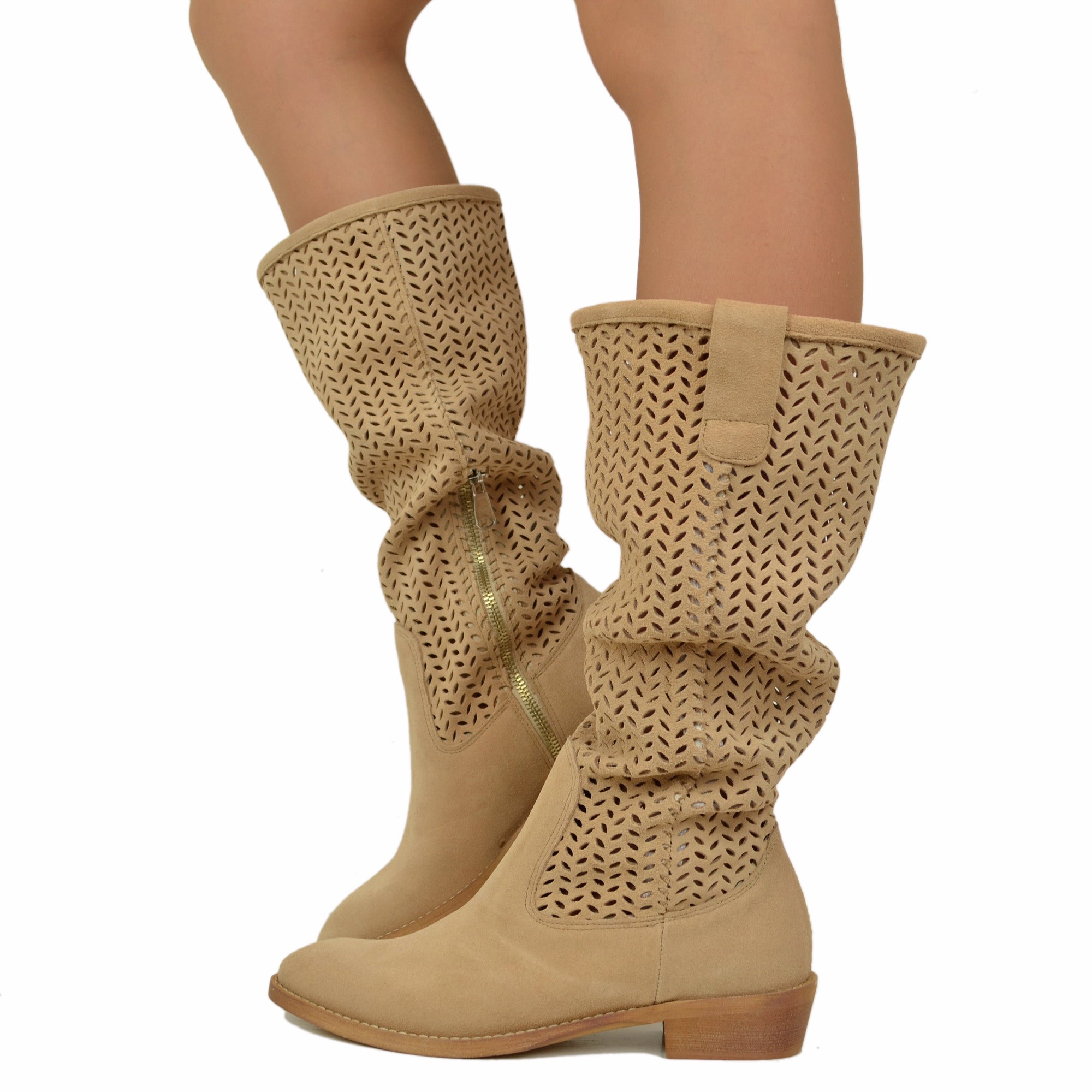 stivali-estivi-879uig.jpg Stivali Estivi Scamosciati in Pelle Traforata Beige e Punta Sfilata - immagine 1