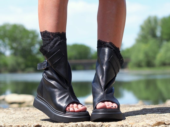 stivali-estivi-donna-710yjy.jpg Stivali da donna in pelle con punta aperta, sandali da donna in pelle, stivali estivi in vera pelle, scarpe steampunk, sandali gotici, stivali con punta aperta Etsy Italia - immagine 1
