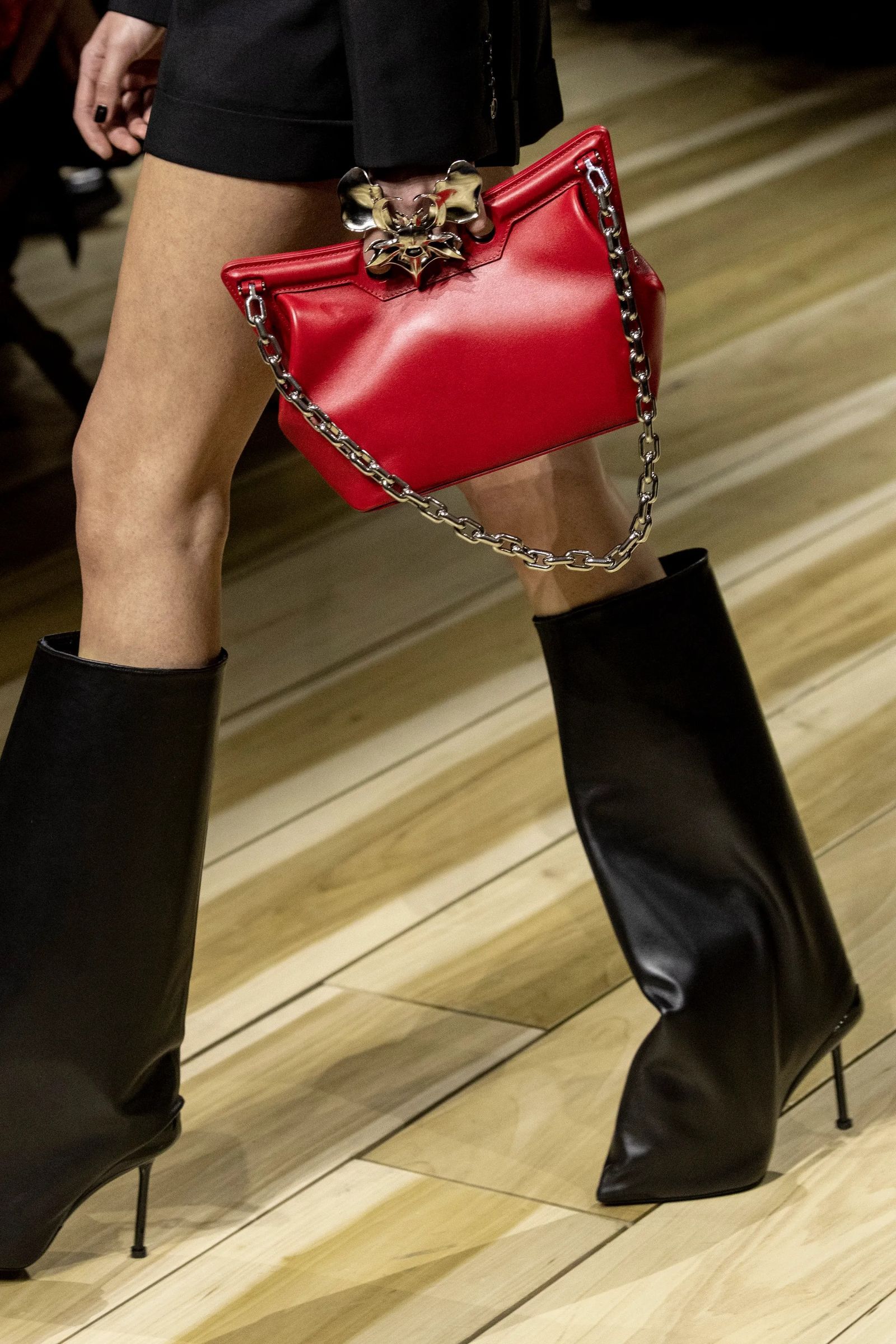stivali-gambale-largo-286ymo.jpg Stivali a gambale largo, tendenza comfort dell'autunno | Vogue Italia - immagine 1