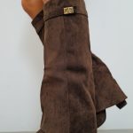 Bota tacón solapa detalle ante marrón 36