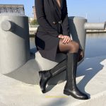 Stivali neri in vera pelle aderenti con elastici laterali — All'oro