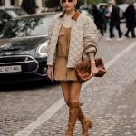 Gli stivali alti al ginocchio in 5 outfit facili e di tendenza per l'autunno inverno 2025 | Vogue Italia